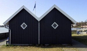 Vinterpaladset på Sydmolen af Rungsted Havn: Tv. den ældste del. Th. ‘festsalen’, som kom til i 2008. Nu igen i flot marineblå. (Foto: Jesper Alstrøm.)