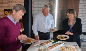 Henrik Løve, tv. - han blev forfremmet fra Pligthuggerassistentaspirant til Pligthuggerassistent. Her forsyner han sig ved Hotel Marinas buffet, som både var rigelig og velsmagende. Foto: Jesper Alstrøm.