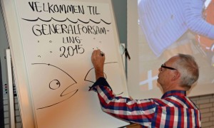 Runerister (Jens Hage) dokumenterer. Foto: Jesper Alstrøm.
